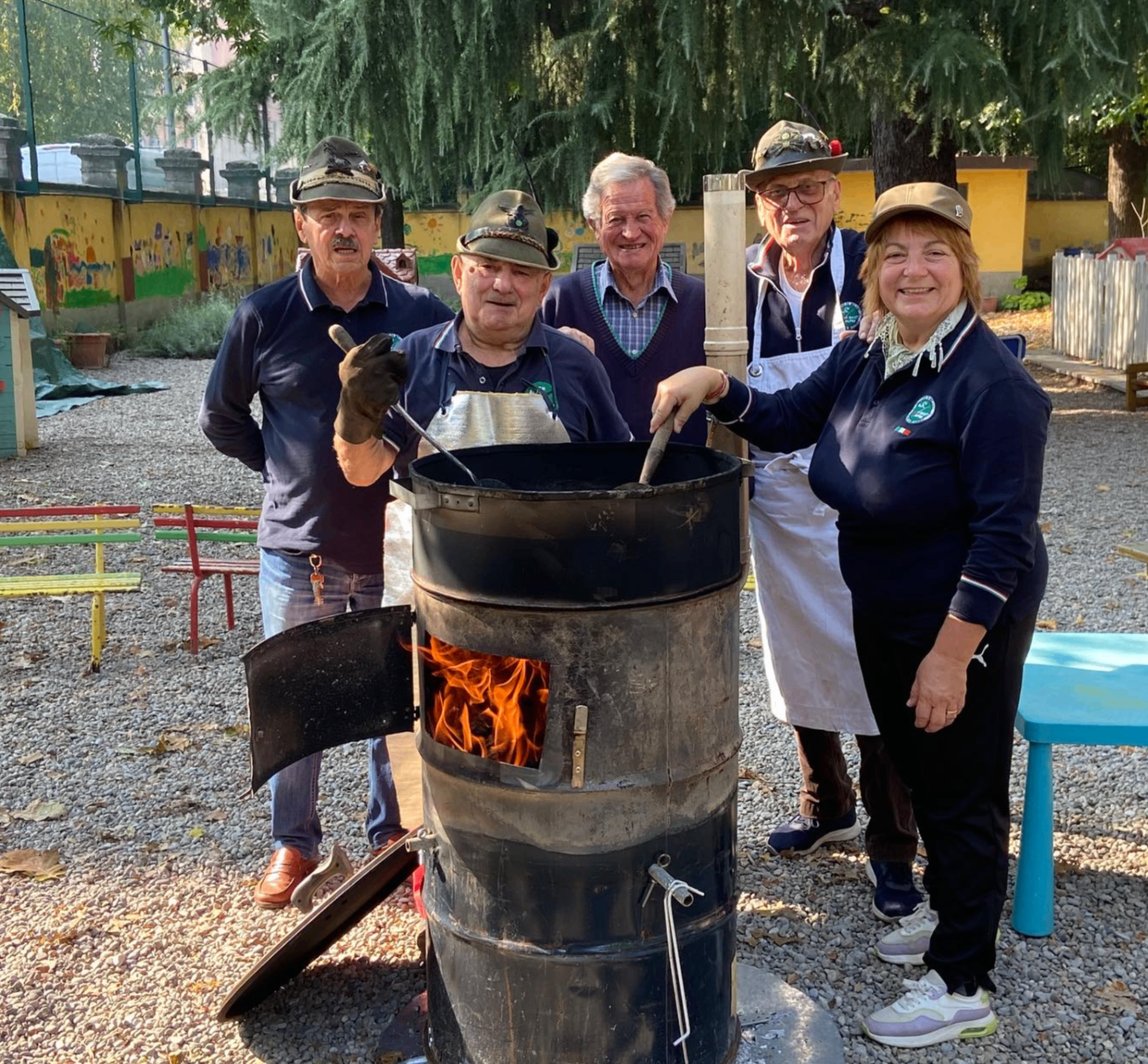 Volontari e sostenitori della scuola insieme in giardino durante un momento di condivisione