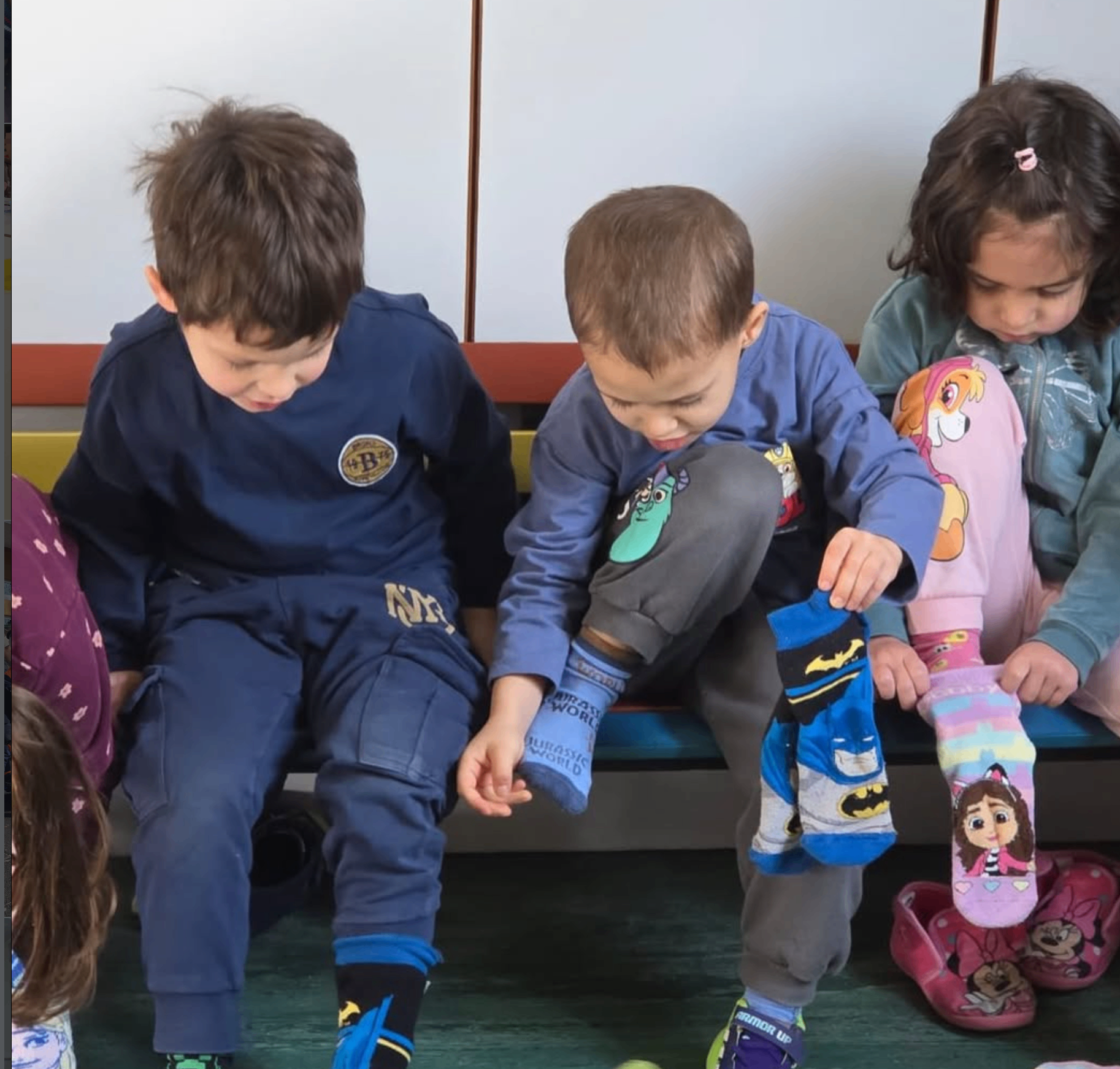 Bambini impegnati in un momento della routine quotidiana mentre si preparano insieme